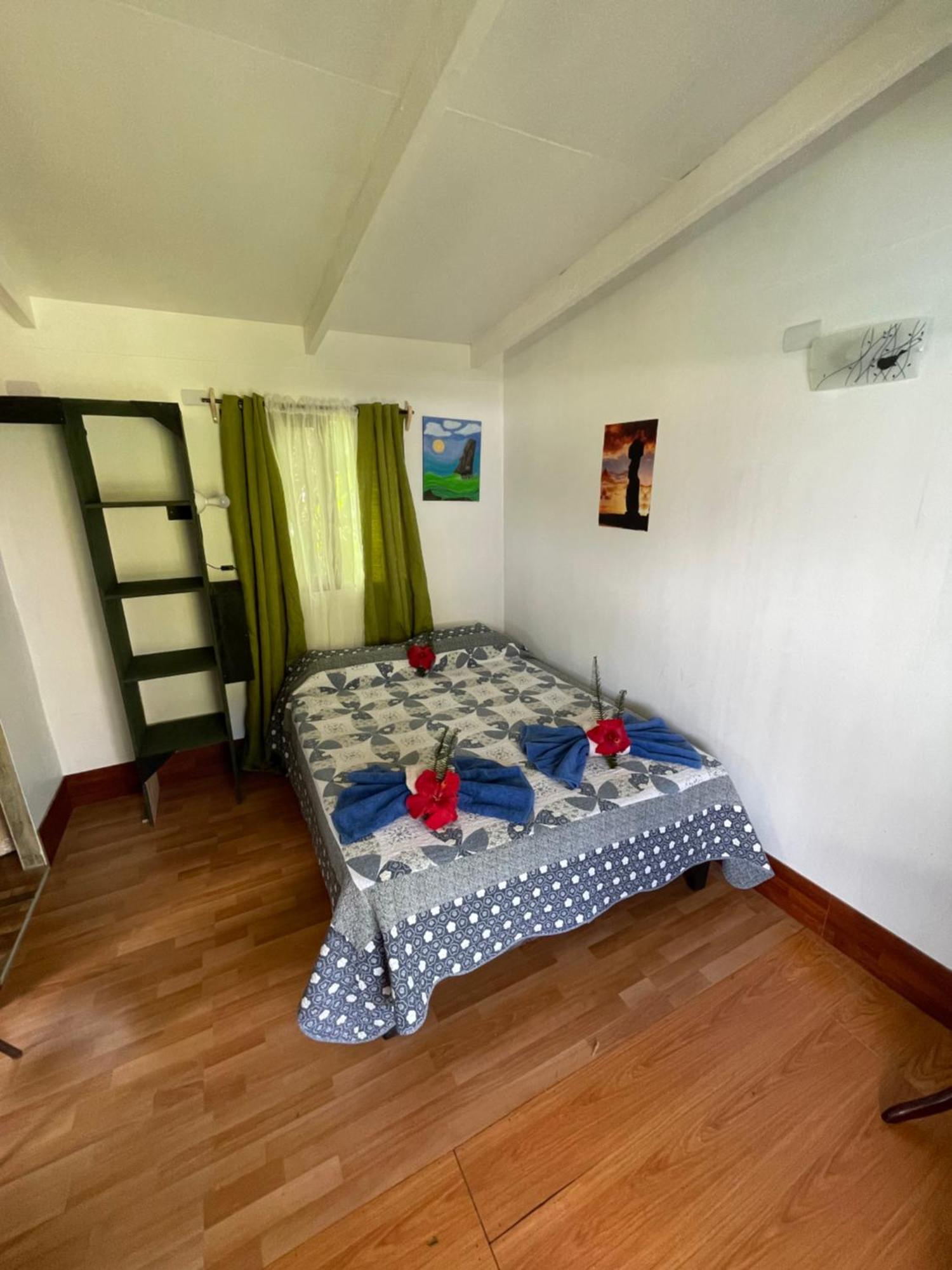 Pua Vaenga Hostel Χάνγκα Ρόα Εξωτερικό φωτογραφία