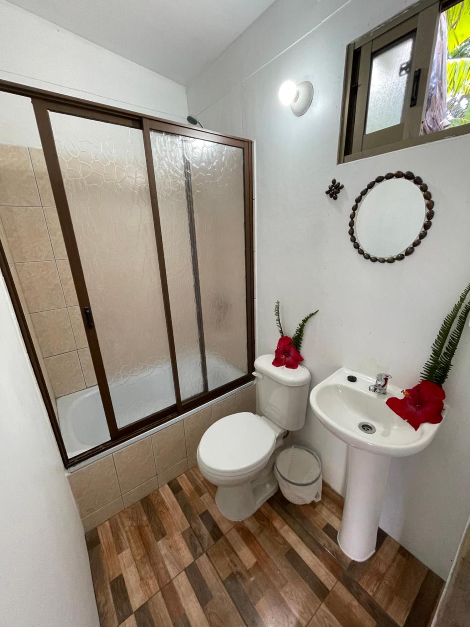 Pua Vaenga Hostel Χάνγκα Ρόα Εξωτερικό φωτογραφία